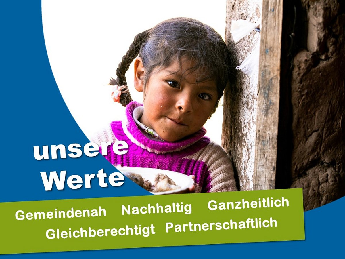 Kind mit geflochtenem Haar hält Teller mit Essen, Text 'unsere Werte' und Schlagworte 'Gemeindenah, Nachhaltig, Ganzheitlich, Gleichberechtigt, Partnerschaftlich'
