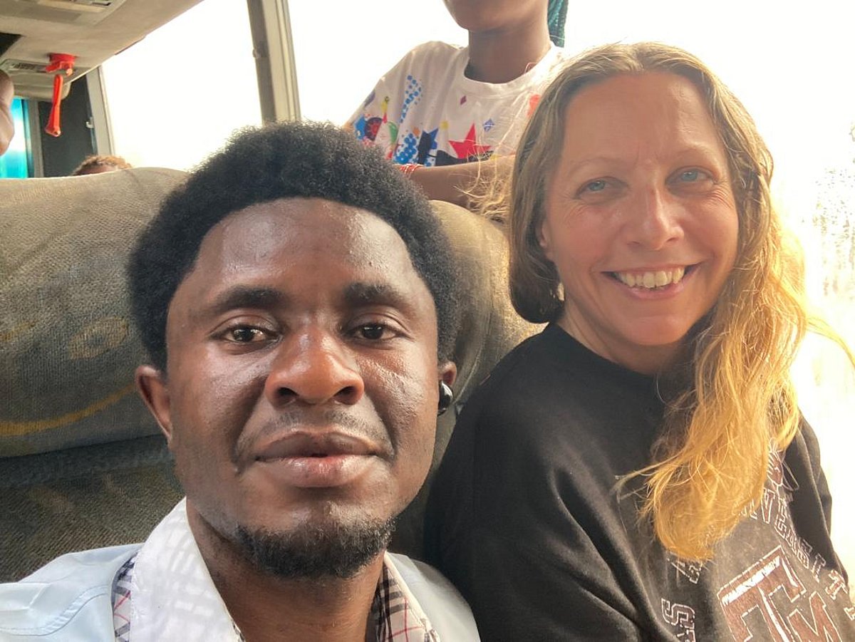 Christina Döhring sitzt gemeinsam mit Jeremiah in einem Bus und lächelt in die Kamera