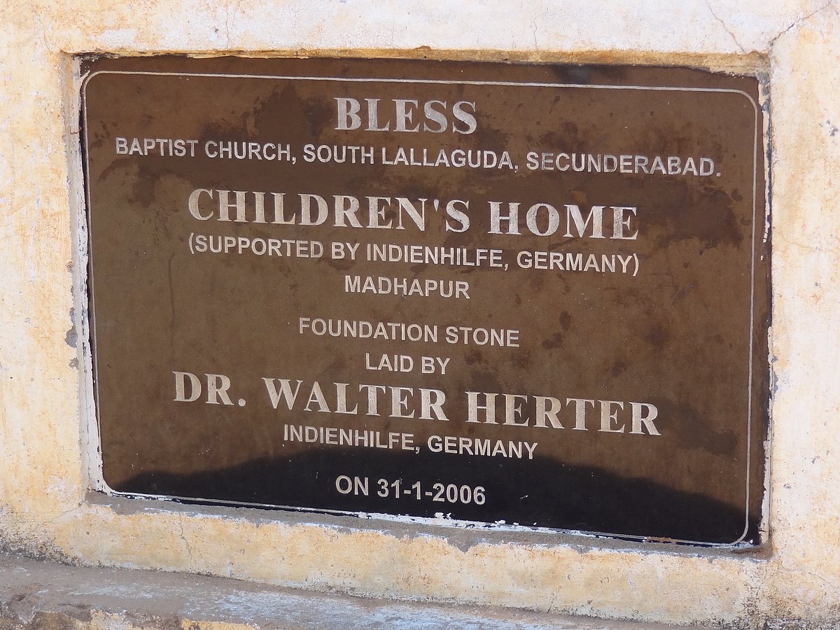 Eine Plakette auf einem Gedenkstein in Indien würdigt die Gründung eines Kinderheims durch Dr. Walter Herter.